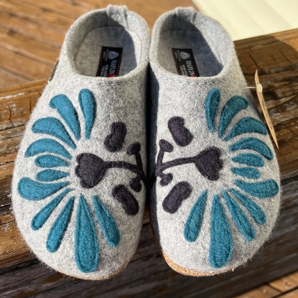 Haflinger Shoes - ⭐️ RARE⭐️ NWT Haflinger 38 Grizzly Blooming Blue Clog Slipper floral